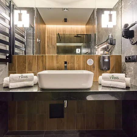 Ξενοδοχείο Twins & *